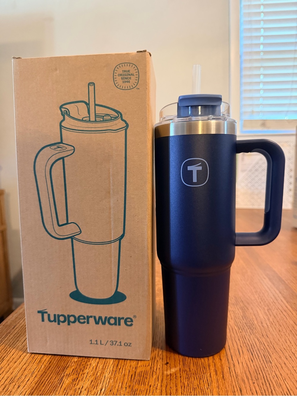 Tupperware Navy Blue Insulated Travel Mug with Handle & Straw. 37 oz.